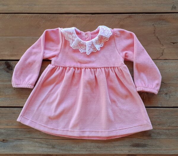 Vestido de Plush con Cuello de Puntilla