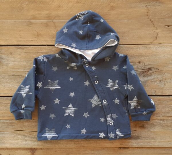 Campera con capucha en algodón estampado.