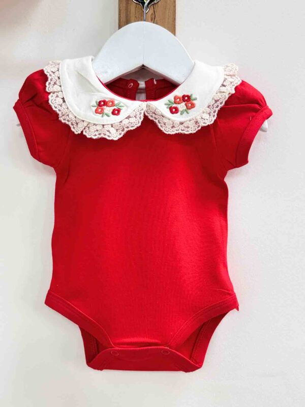 body rojo cuellito bordado