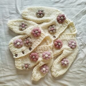 Saquito Tejido con Flores Rosadas