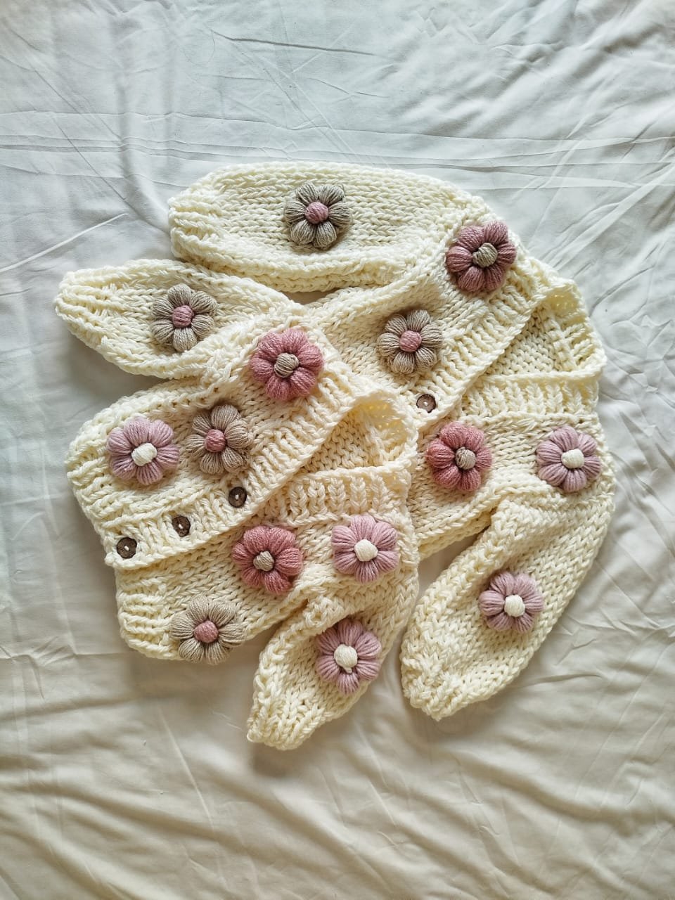 Saquito Tejido con Flores Rosadas